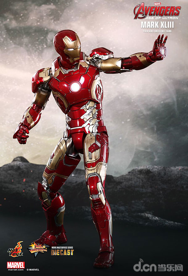 兵人可打开头盔，看到全新塗装的 Tony Stark 头雕，并且配有反派奥创 Mark I 地台。