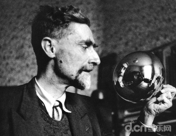 已故荷兰错视图形艺术家 M.C. Escher 