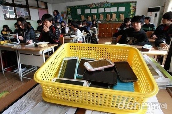 国内并无明确态度，发现之后将没收手机