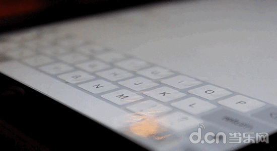 移动玩家又有新期待了 iPad凸点键盘即将预售.gif