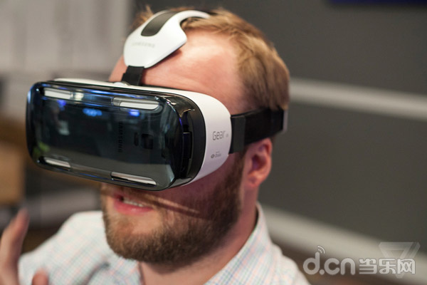 去年三星率先发布了虚拟现实头盔 Gear VR