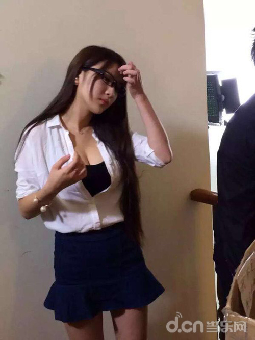 紧锣密鼓的拍摄当中，女主角认真听从工作人员的要求