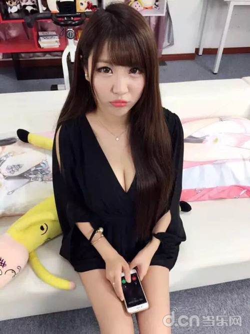 拍摄休息时间，女主角性感卖萌