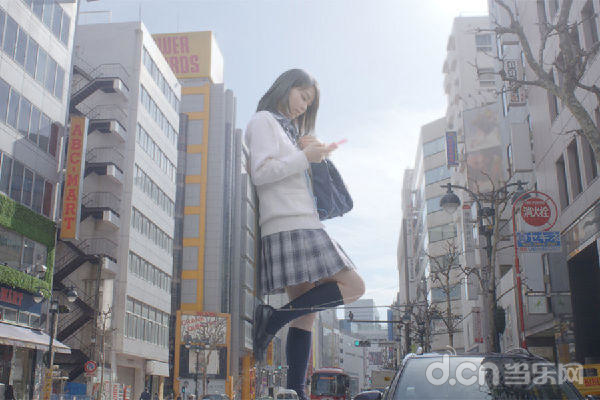 涉谷区是年轻人的潮流聚集地，这里有玩手机的女高中生