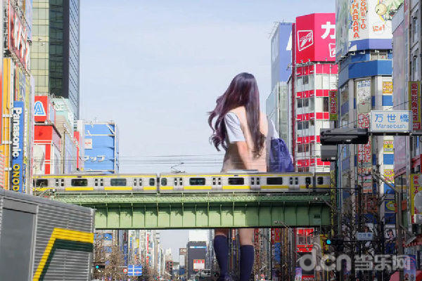 女巨人在千代田区秋叶原