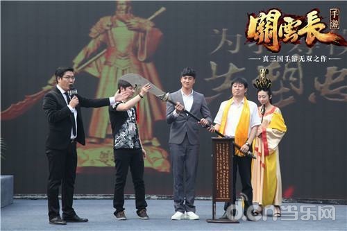 何润东出席关云长发布会