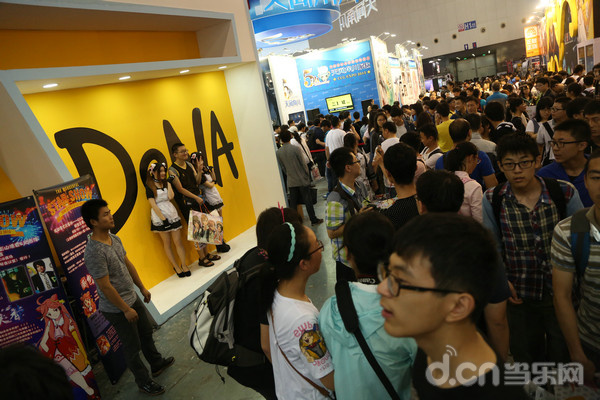 北谷洋人气爆棚 DeNA展台人满为患