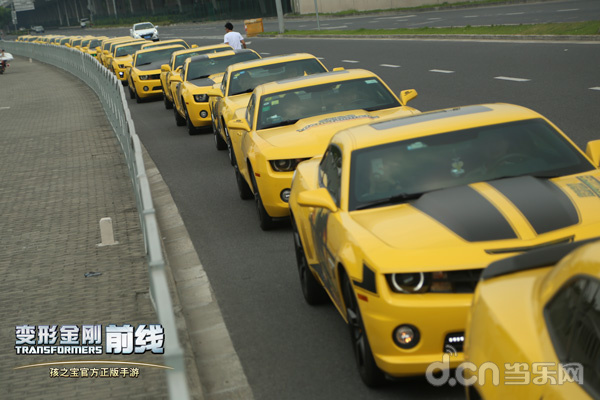 30辆科迈罗瞬间让整个展馆外围变成了大黄蜂的海洋