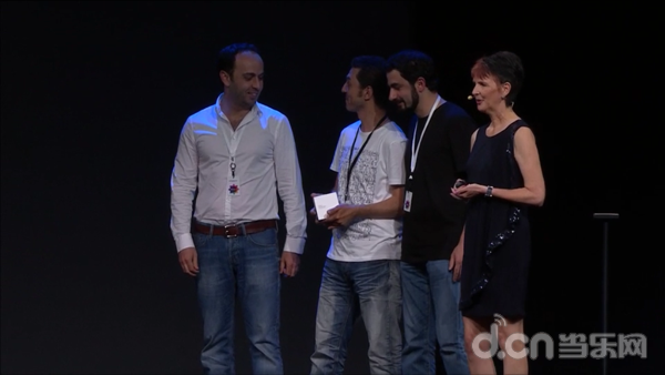 TRIADA 代表上台领取2015苹果设计奖