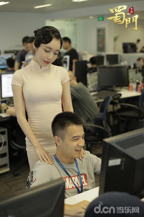 《蜀门手游》美女程序员鼓励师 引互联网行业