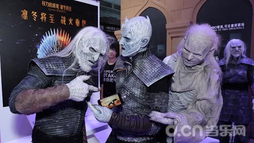 网图传出夜王登上铁王座,《权力的游戏》大结局曝光?